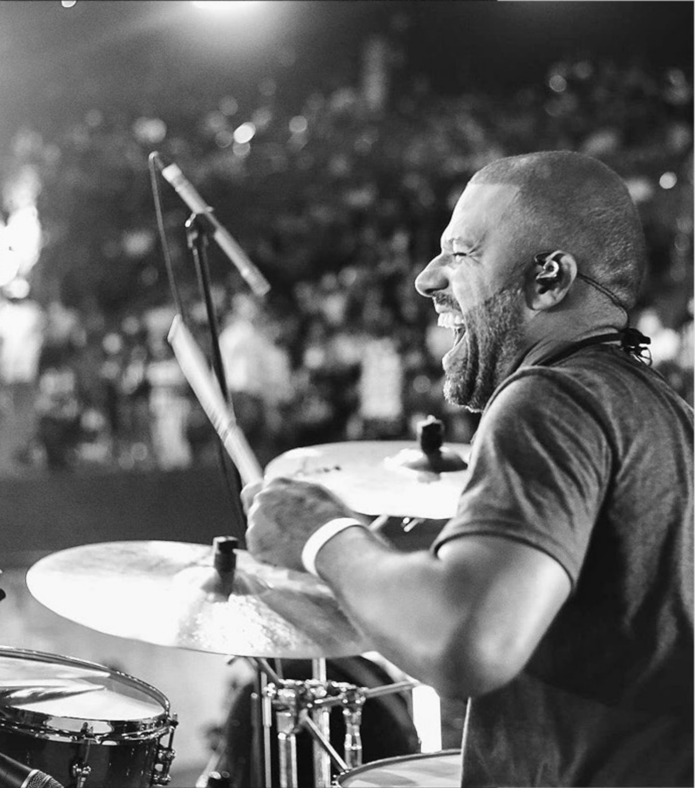 Alexandre Aposan tocando ao vivo diante do público