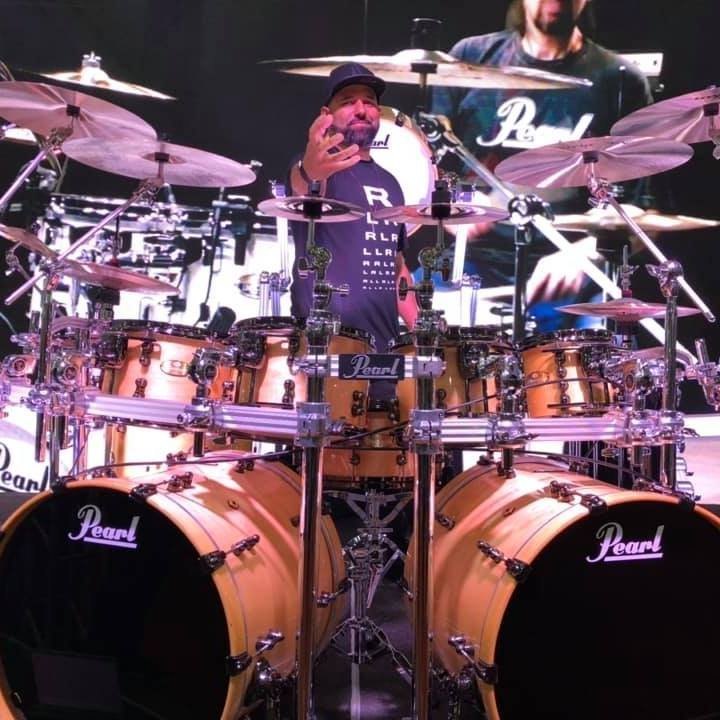 Alexandre Aposan atrás da bateria Pearl