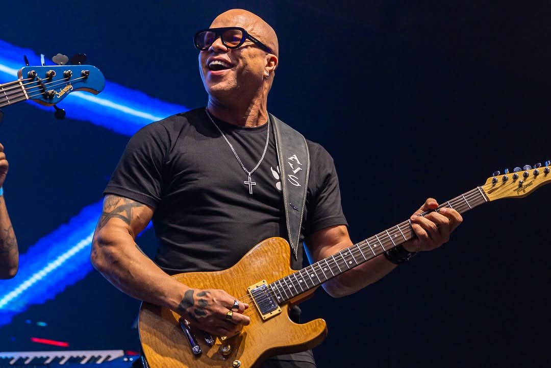 Cacau Santos tocando guitarra