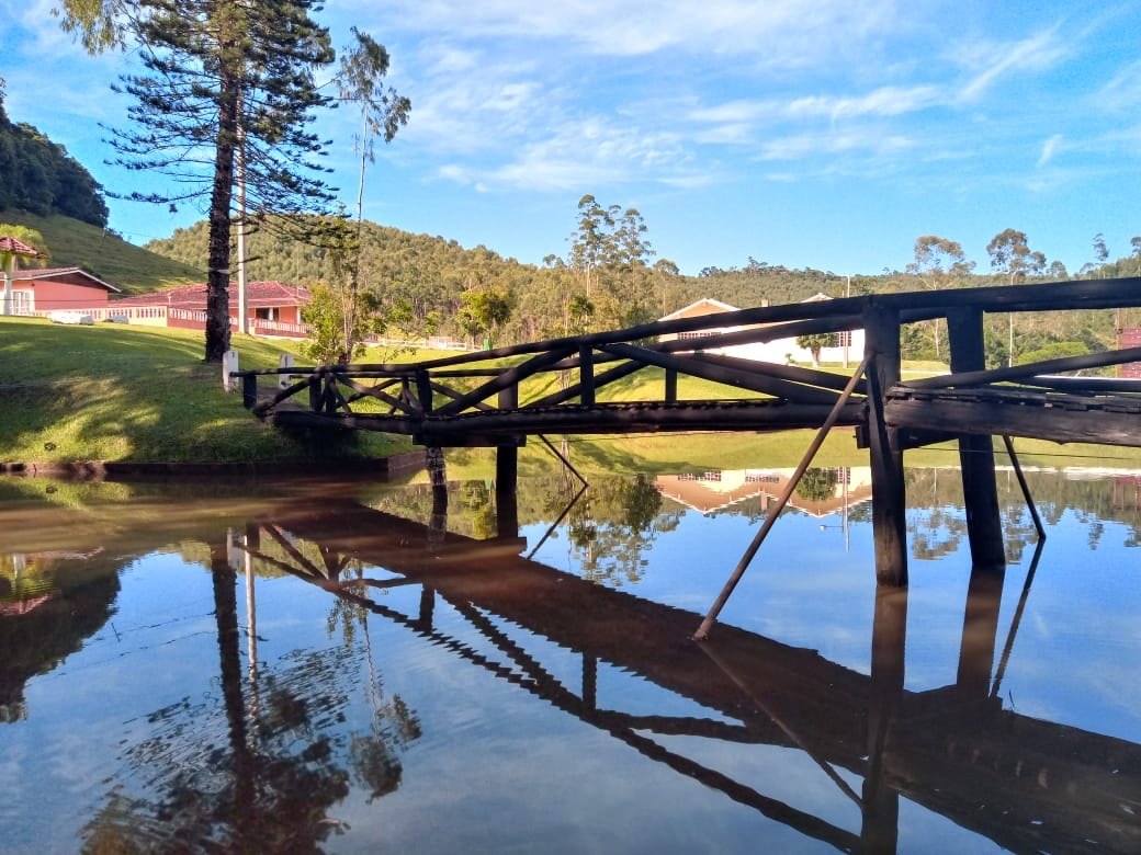 Lago com ponte de madeira no Espaço Villa